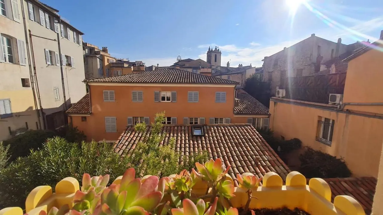 Sunny Apartment With Nice View In History City Center Aix-en-Provence
